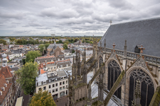 910579 Gezicht op het koor van de Domkerk (Domplein) te Utrecht, vanaf de Domkerk. Met op de achtergrond de Pieterskerk.